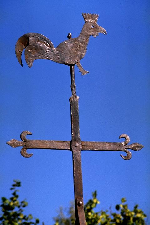 113 - Coq hardi en fer sur croix en fer